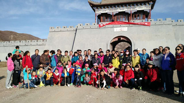 標題：【放松心情  勇攀高峰】——呼市一中教職工秋季登山健身活動
瀏覽次數(shù)：1294
發(fā)表時間：2015-10-26