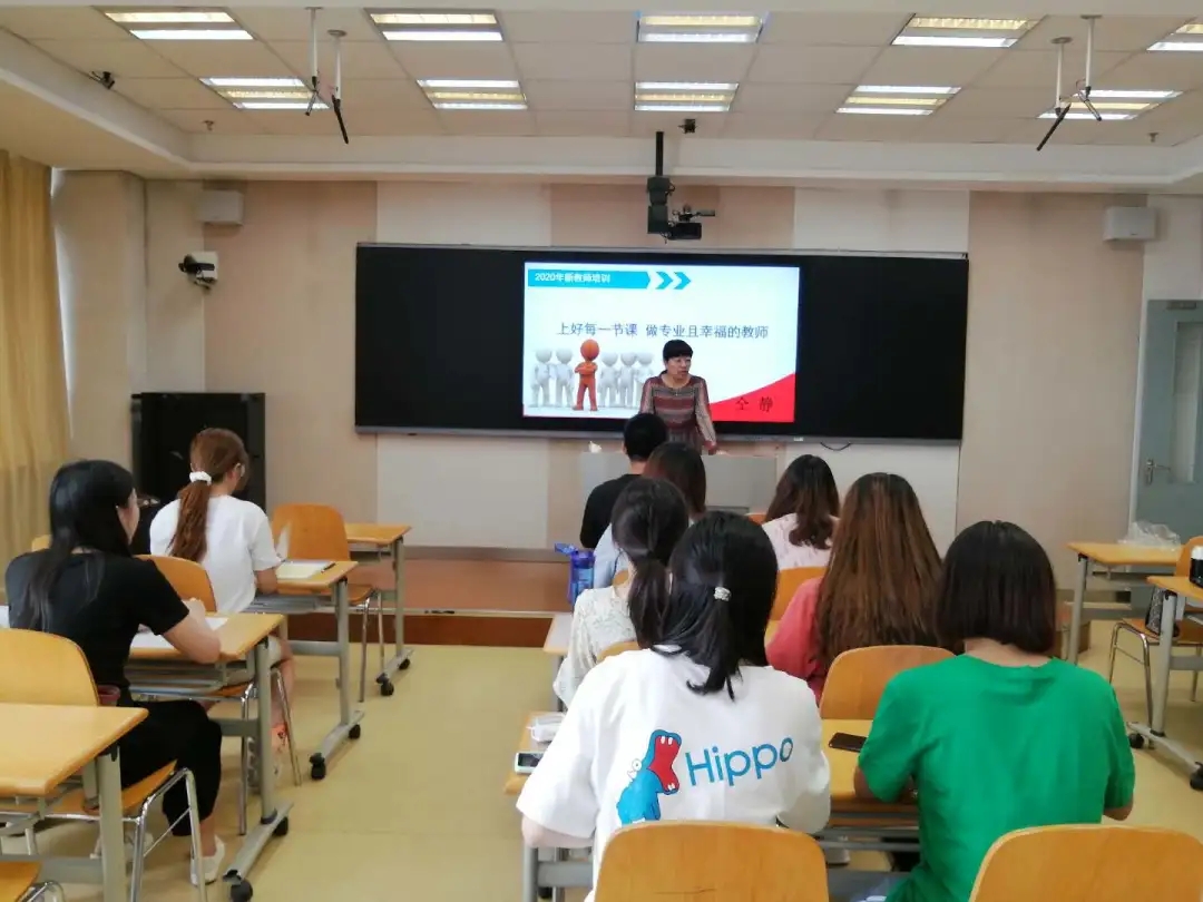 標(biāo)題：【角色轉(zhuǎn)變，夢(mèng)想起航】呼市一中2020年新入職教師崗前培訓(xùn)開班
瀏覽次數(shù)：812
發(fā)表時(shí)間：2020-07-14