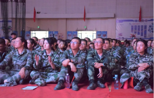 標(biāo)題：斑斕青春，成就最好的自己 | 呼和浩特市第一中學(xué)2020級弘遠(yuǎn)部軍事社會實踐活動慰問演出
瀏覽次數(shù)：625
發(fā)表時間：2020-08-30