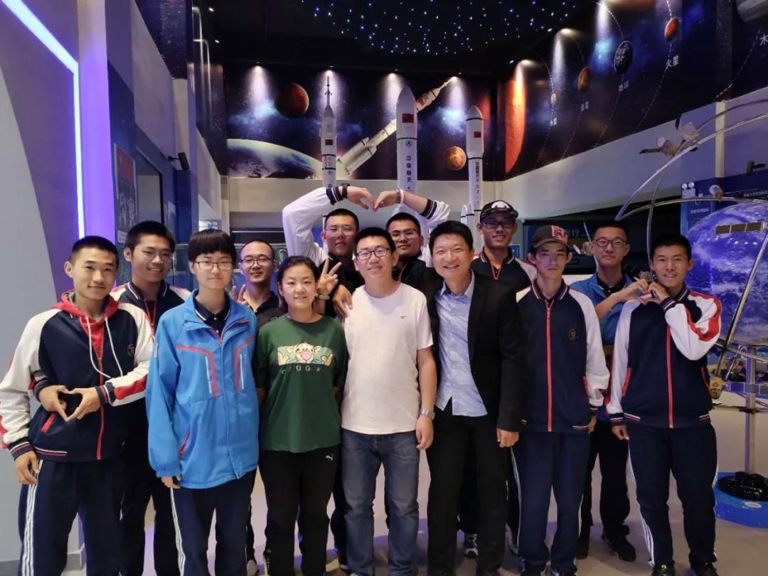 標(biāo)題：披荊斬棘，乘風(fēng)破浪 | 呼和浩特市第一中學(xué)2020年物理競(jìng)賽喜獲佳績(jī)
瀏覽次數(shù)：695
發(fā)表時(shí)間：2020-10-10