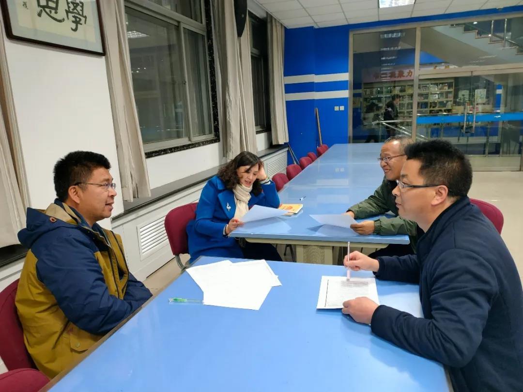 標(biāo)題：目標(biāo)明確抓落實(shí) 團(tuán)結(jié)協(xié)作促提升 | 呼市一中高二年級(jí)晟騰部2020-2021學(xué)年期中考試成績(jī)分析會(huì)
瀏覽次數(shù)：1077
發(fā)表時(shí)間：2020-12-05