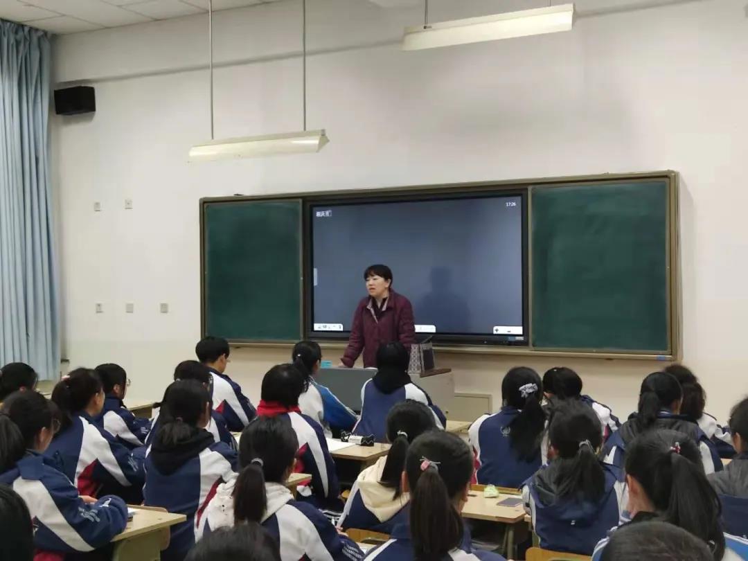 標(biāo)題：把握高二關(guān)鍵期 師生協(xié)行創(chuàng)輝煌—— 呼市一中高二晟騰部召開(kāi)期中家長(zhǎng)會(huì)
瀏覽次數(shù)：1195
發(fā)表時(shí)間：2020-12-05